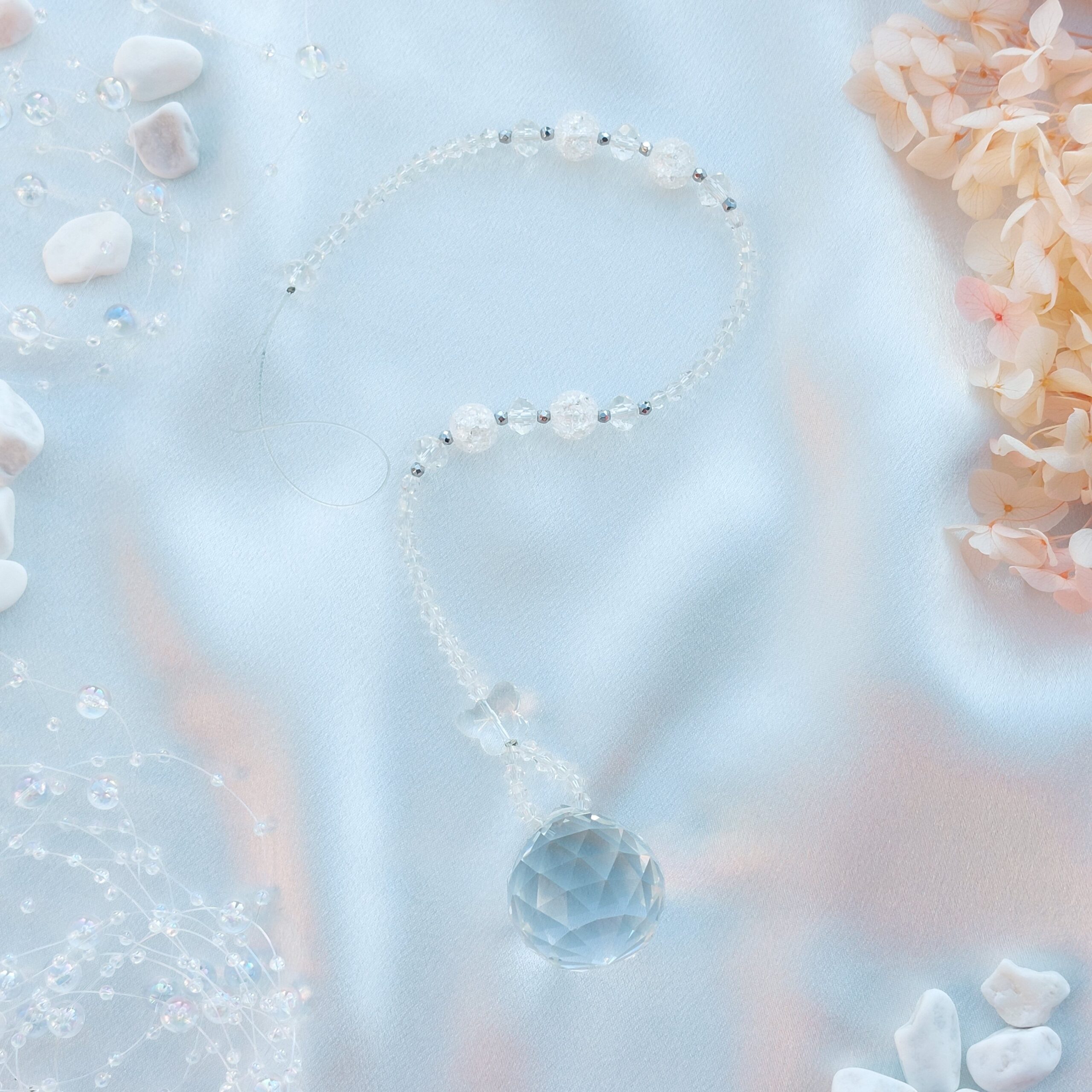 Keskmine päikesepüüdja mäekristalli ja liblikaga