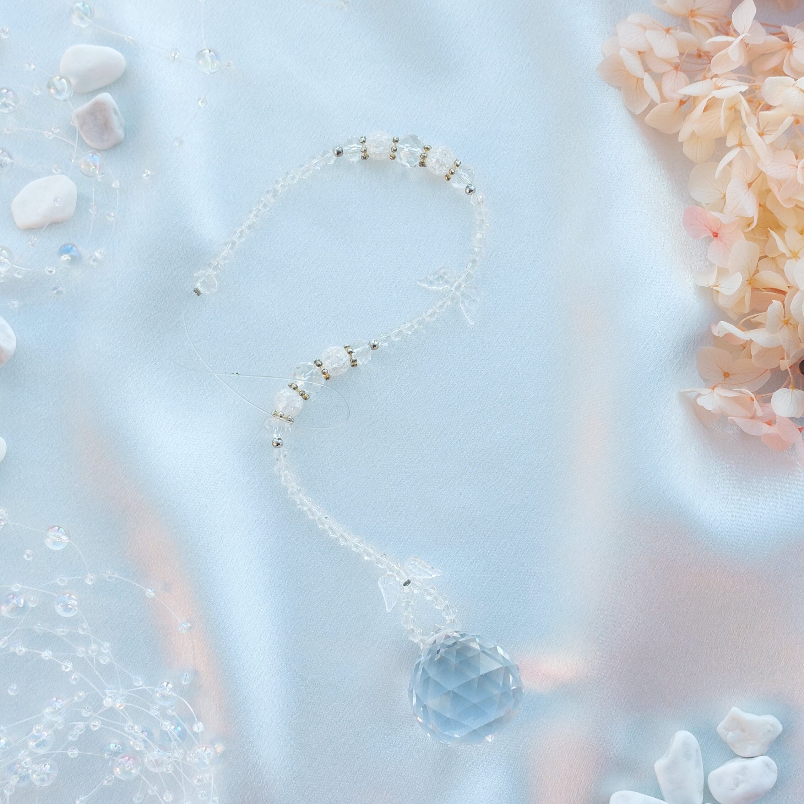 Keskmine päikesepüüdja mäekristalli ja inglitiibadega