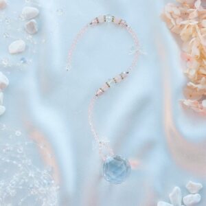 Keskmine päikesepüüdja roosa kvartsi ja inglitiibadega