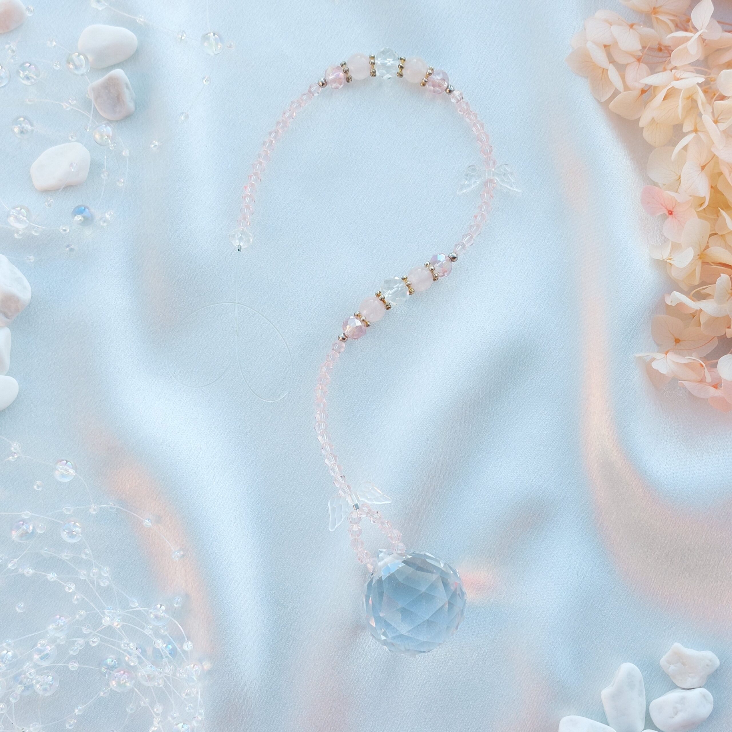 Keskmine päikesepüüdja roosa kvartsi ja inglitiibadega