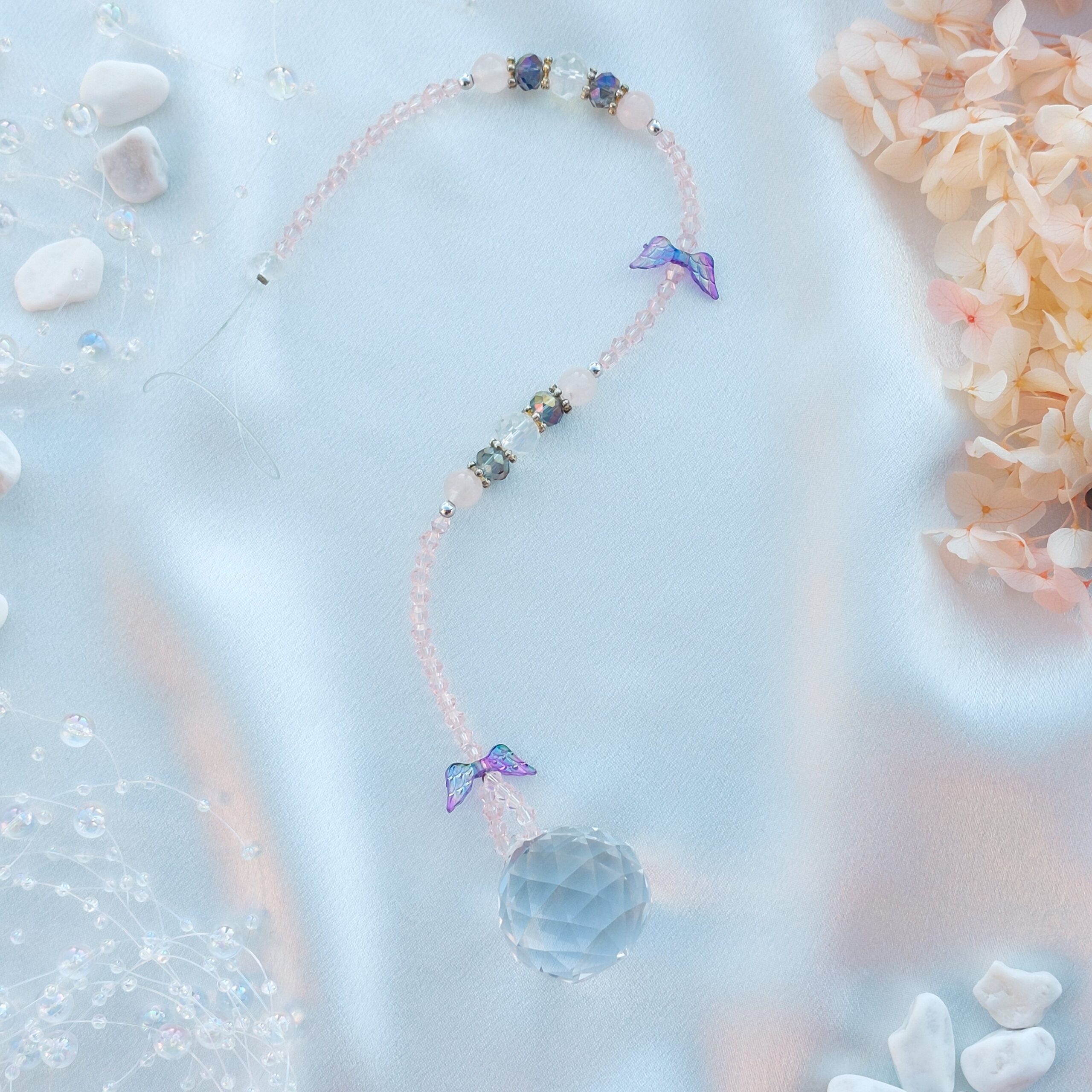 Keskmine päikesepüüdja roosa kvartsi ja violetsete tiibadega