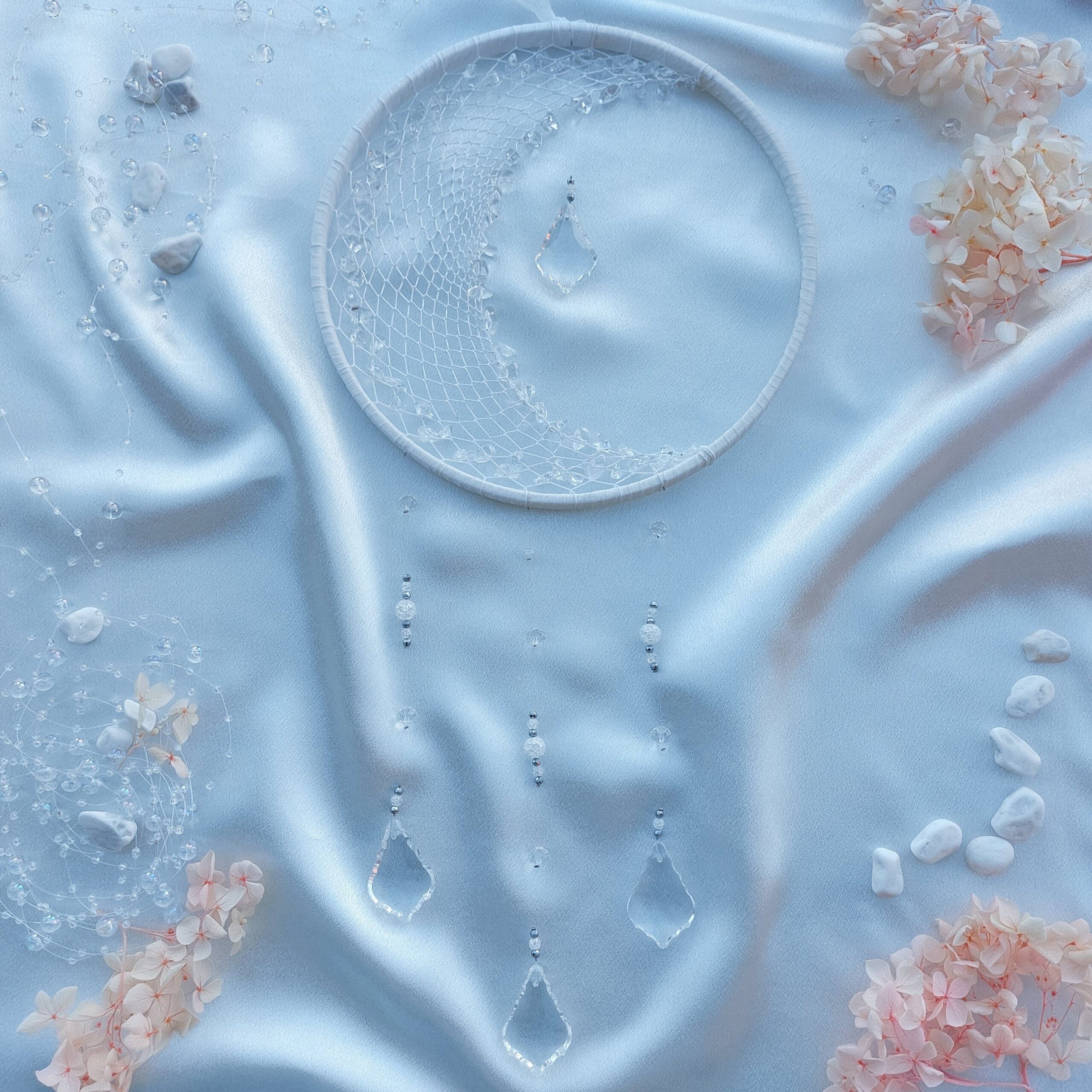 Päikese- ja unenäopüüdja Kuu mäekristallidega