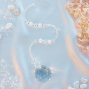 Suur päikesepüüdja mäekristalli ja inglitiibadega