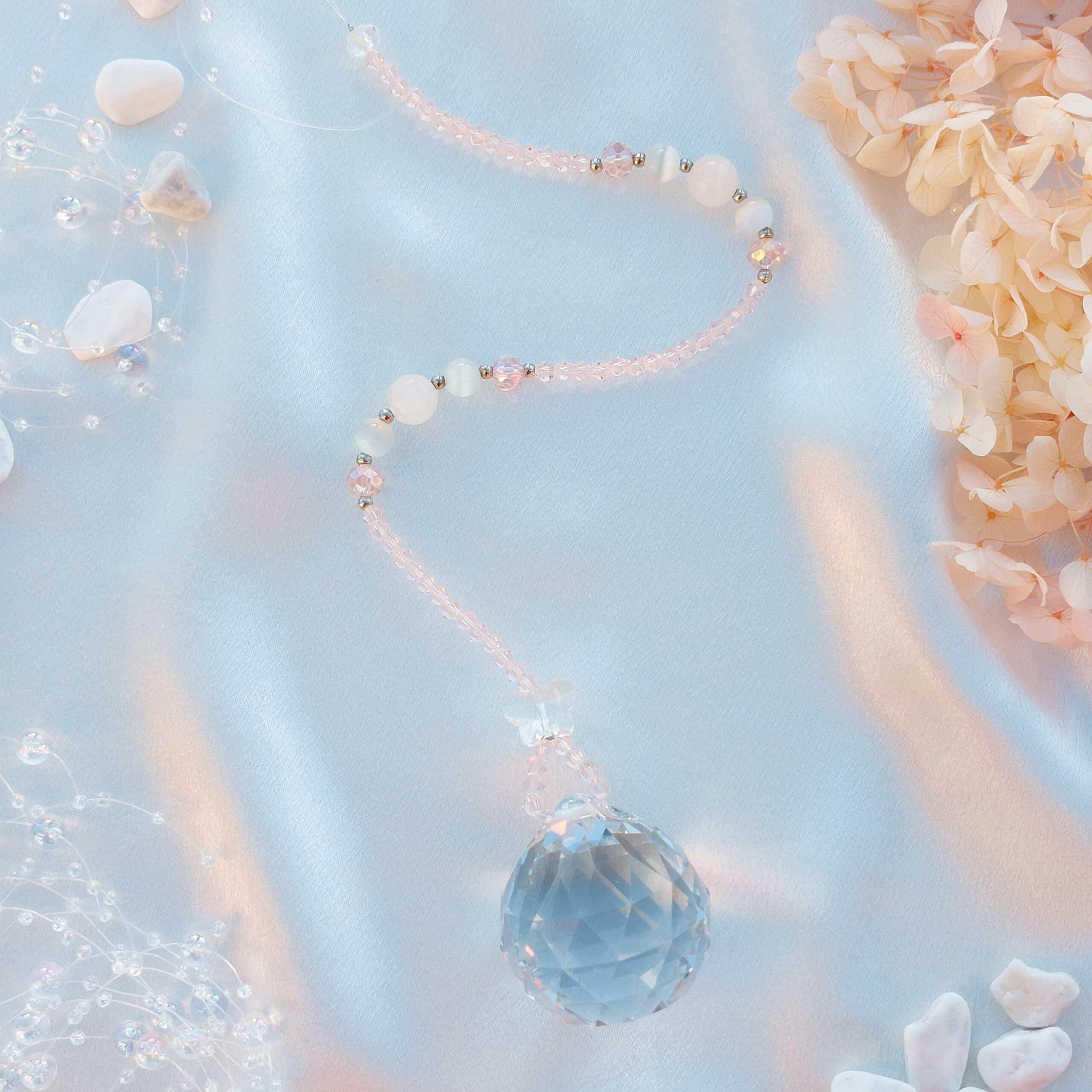 Suur päikesepüüdja roosa kvartsi, kassisilma ja liblikaga