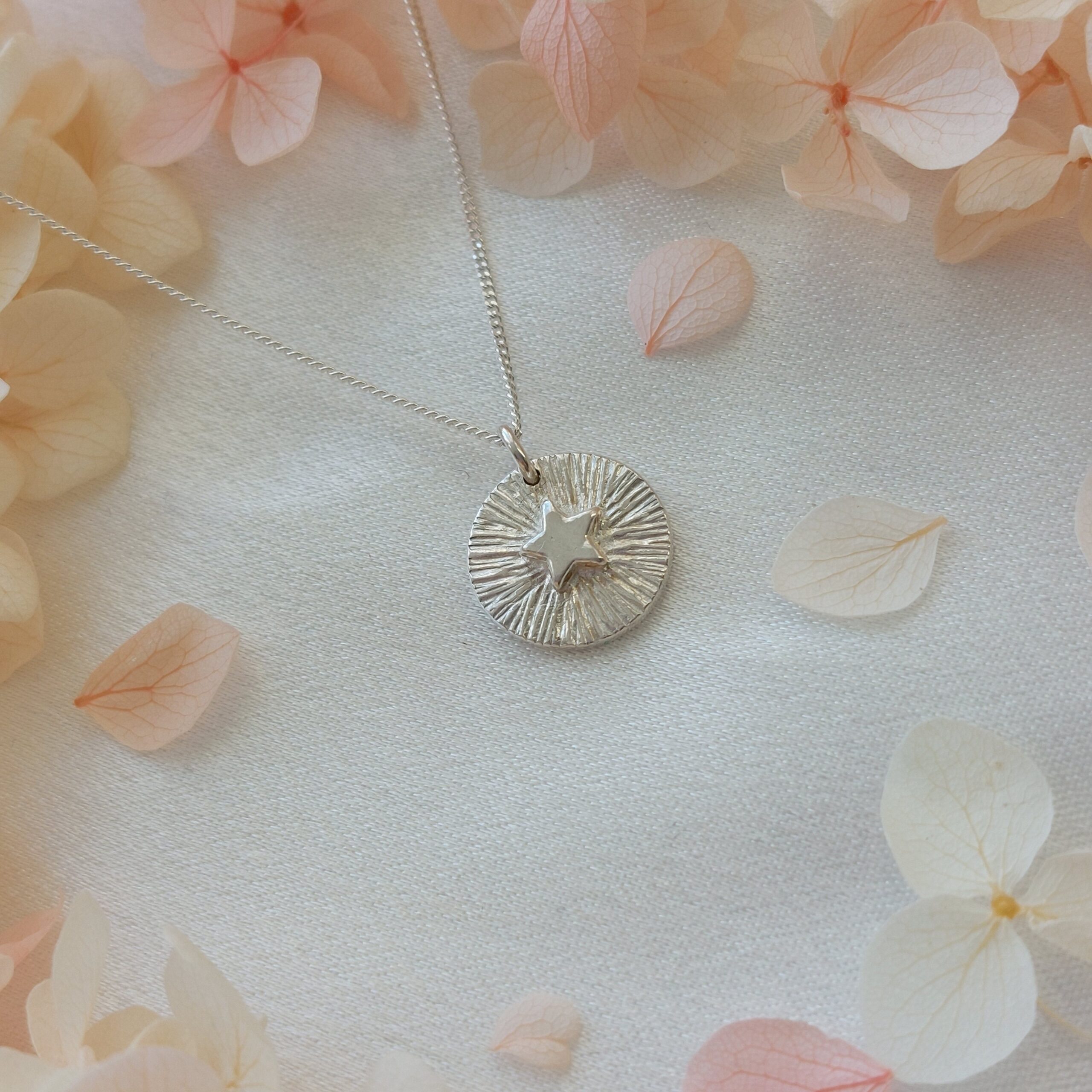 Hõbedast ehted, täht