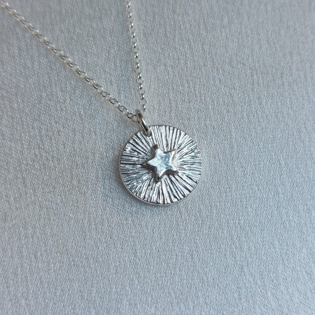 Hõbedast ripats täht