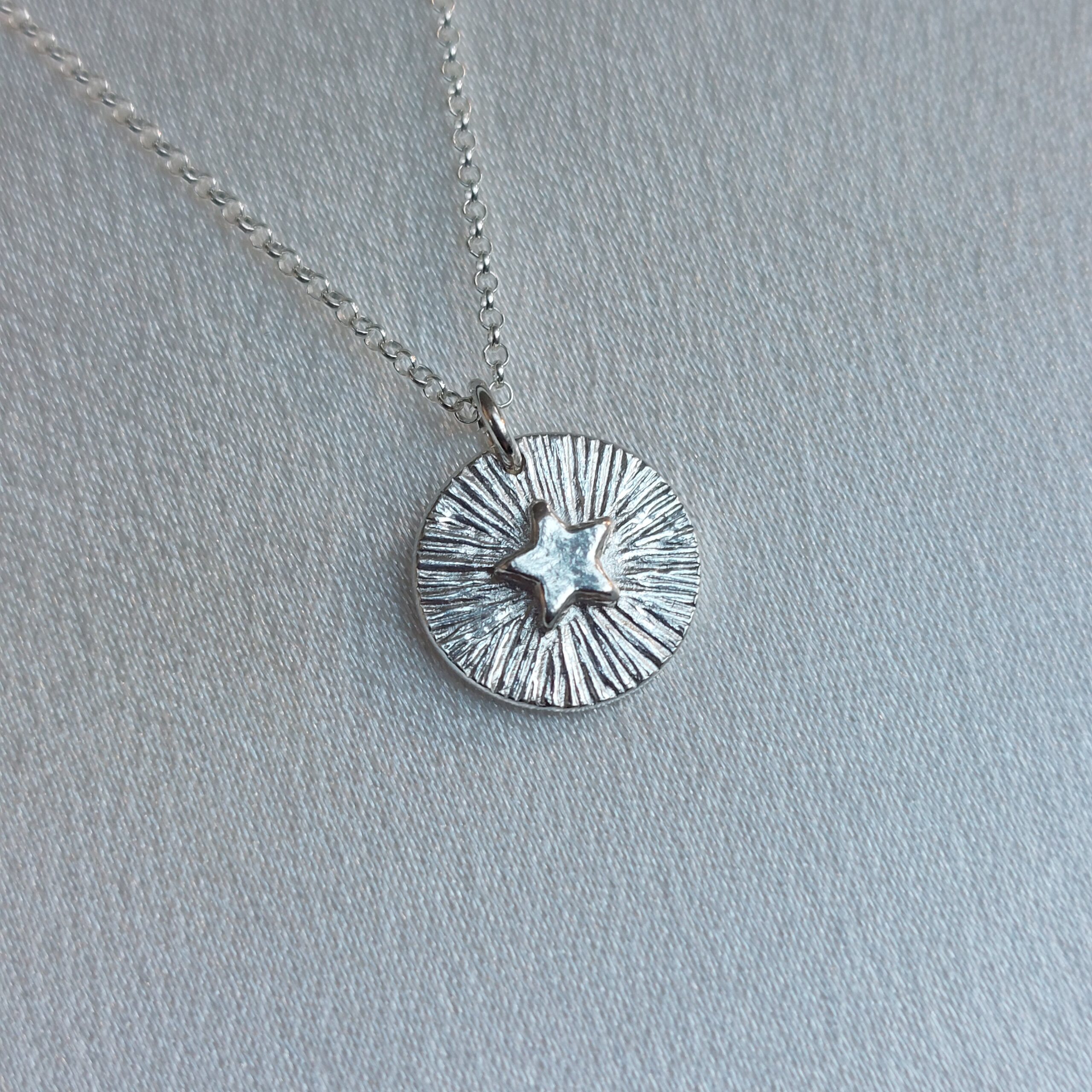 Hõbedast ripats täht